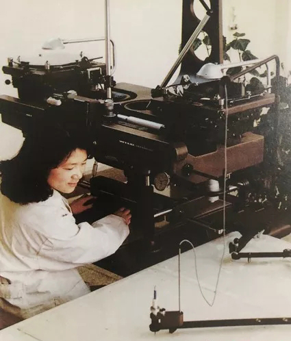 上世紀(jì)八十年代,技術(shù)人員利用傳統(tǒng)模擬測(cè)繪設(shè)備制圖 上世紀(jì)八十年代,技術(shù)人員利用傳統(tǒng)模擬測(cè)繪設(shè)備制圖