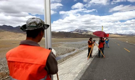 在阿里測(cè)區(qū)用電子水準(zhǔn)儀施測(cè) 在阿里測(cè)區(qū)用電子水準(zhǔn)儀施測(cè)